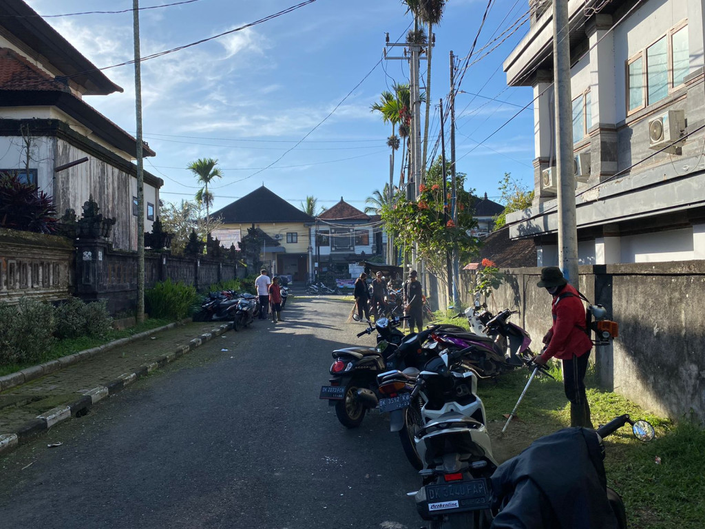 Giat Tenaga Kebersihan Lingkungan Desa Petang , Membersihkan Area Lingkungan Jalan Desa Petang